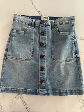 kensie Medium Wash Button-Front Denim Mini Skirt
